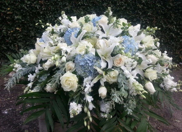 White and Blue  casket cover (Bloom100)